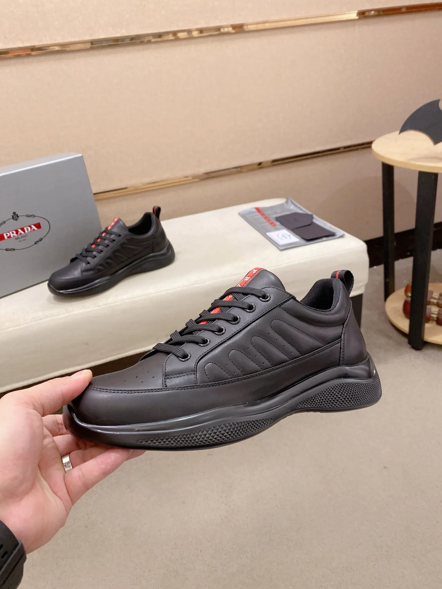 Men's Men's Shoes 560💰 ✔️✔️✔️High version High-quality new PRADA (Prada) counters are launched simultaneously. The new men's shoes and 😘fabrics are selected from first-layer cowhide and are made by pure handicrafts. Lining: Full cowhide lining. 👍🏿 High-end ☄️ air-cushion molded anti-slip rubber outsole, exquisite lines, simple and elegant, comfortable and high-end for leisure travel. Code number: 38 to 45